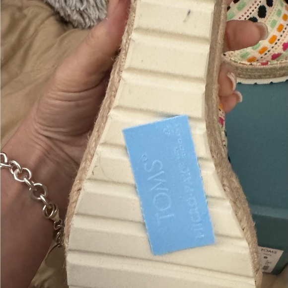 TOMS WOMENS WEDGE NWT SZ 6 MULTI COLOR. GORGEOUS - Picture 5 of 9